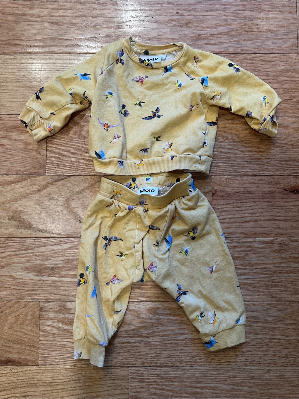 Molo Yellow Bird-Print Sweatshirt and Joggers Set. Size 6-9 months